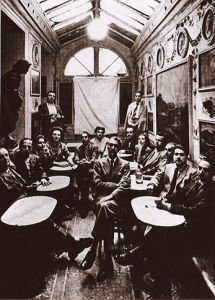 Una foto scattata durante un incontro letterario al Caffè Greco