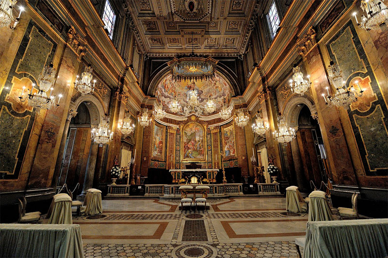 L’interno della Basilica dei Santi Giovanni e Paolo al Celio