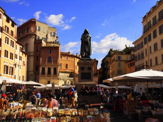 Il Mercato di Campo de' Fiori e la Statua di Giordano Bruno