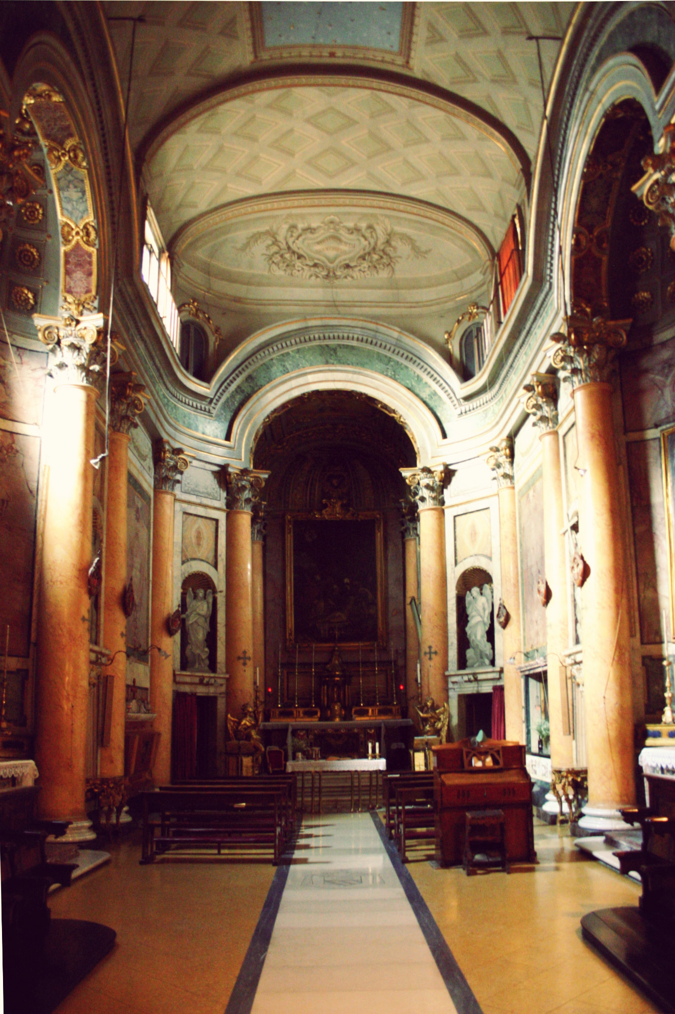 L'interno di Santa Maria dei Sette Dolori
