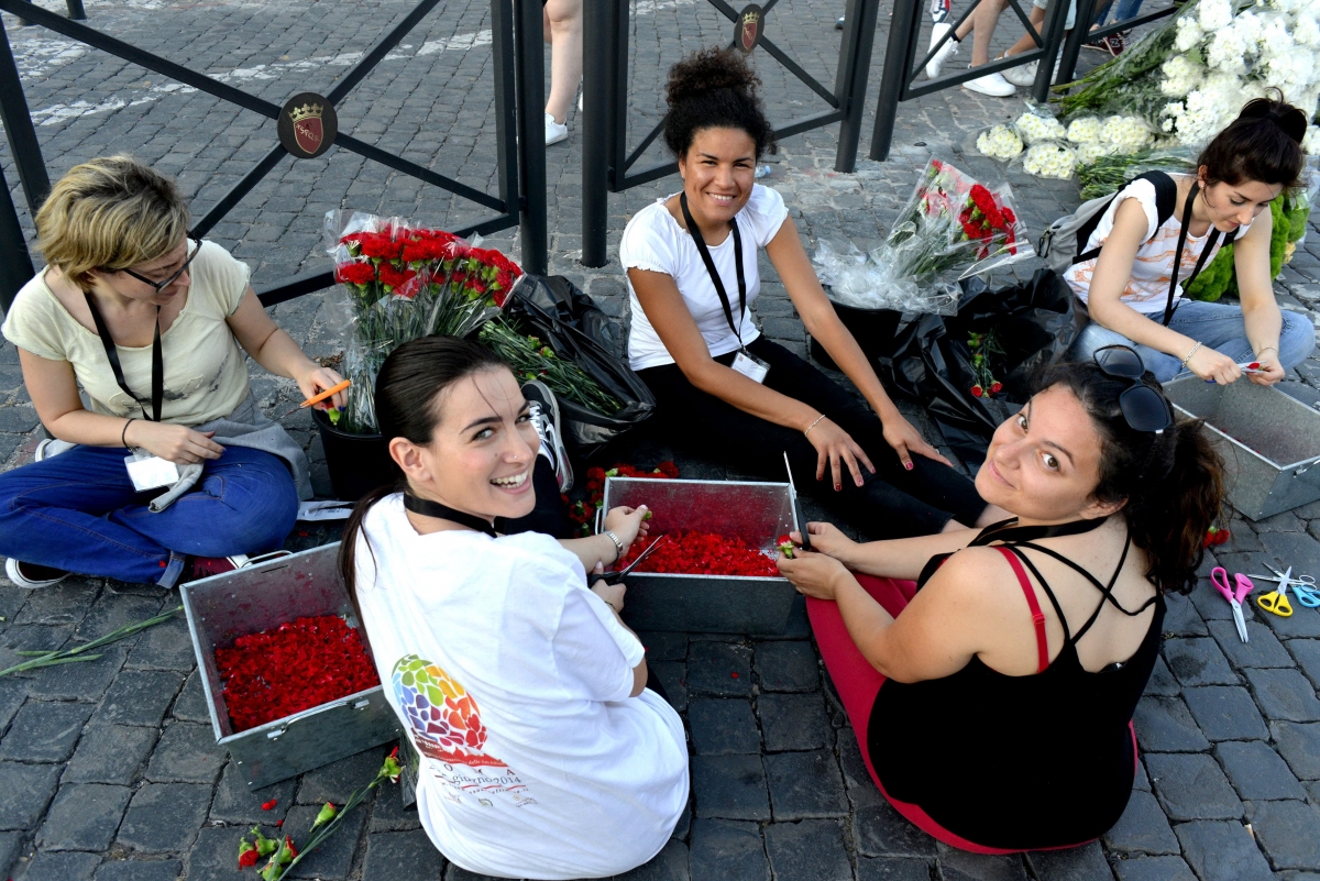 Infiorata Roma 2016 - volontari servizio civile preparano i petali                     