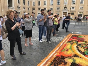 Turisti ammirano le opere   
